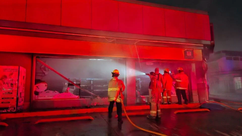 Noche violenta en Tabasco: queman vehículos y tiendas de conveniencia por traslado de reos