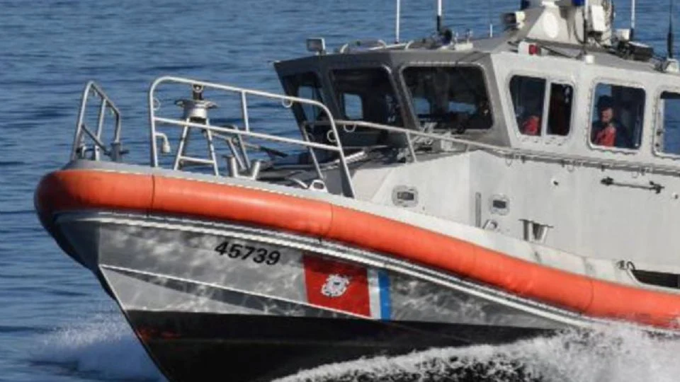 Guardia Costera de EU halla a 27 migrantes cubanos en un bote en el canal de Yucatán y los repatría