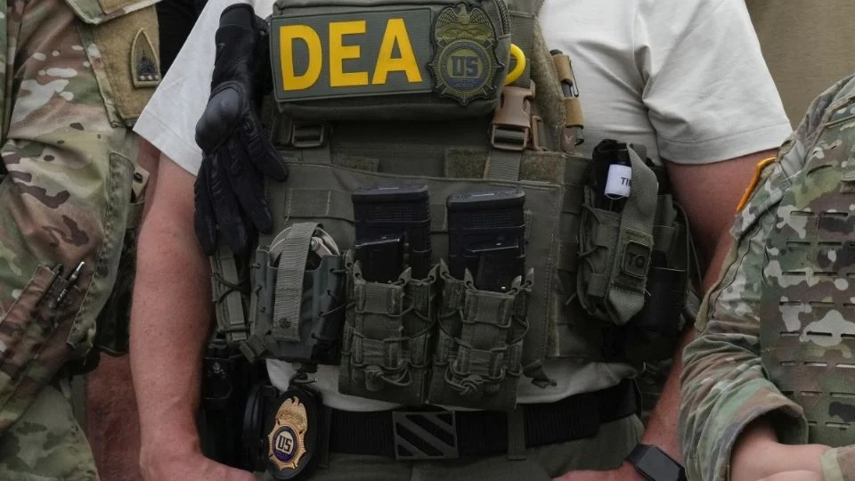 DEA comienza investigación contra agentes por presuntamente permitir tráfico de f*ntanilo en EU