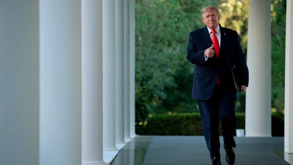 Trump acusa a Irán de violar la tregua tras ataque a un buque de carga en el estrecho de Ormuz