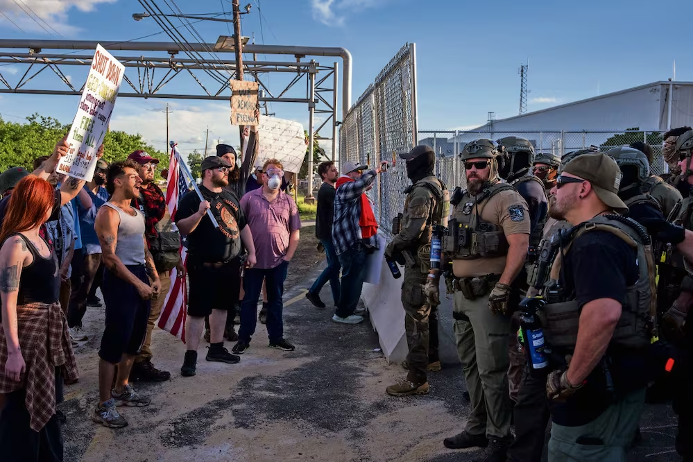 Trump presume de una tasa récord de expulsiones y detenciones de migrantes; critica al Partido Demócrata