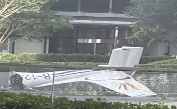 Beijing confirma un m*erto y 13 heridos tras choque de avioneta contra un rascacielos; autoridades investigan «circunstancias del suceso»