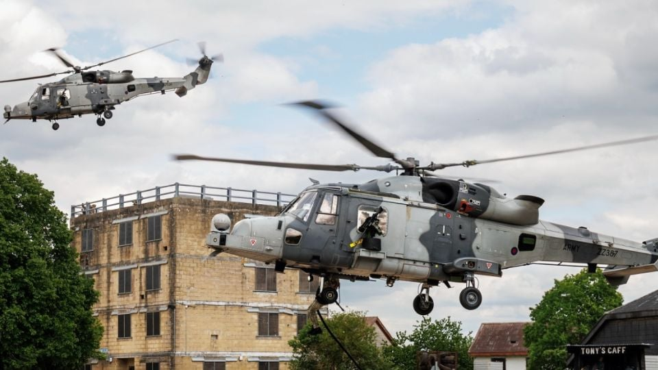 Se estrella helicóptero de la Marina Real británica durante ejercicio de entrenamiento; hay tres muert*s