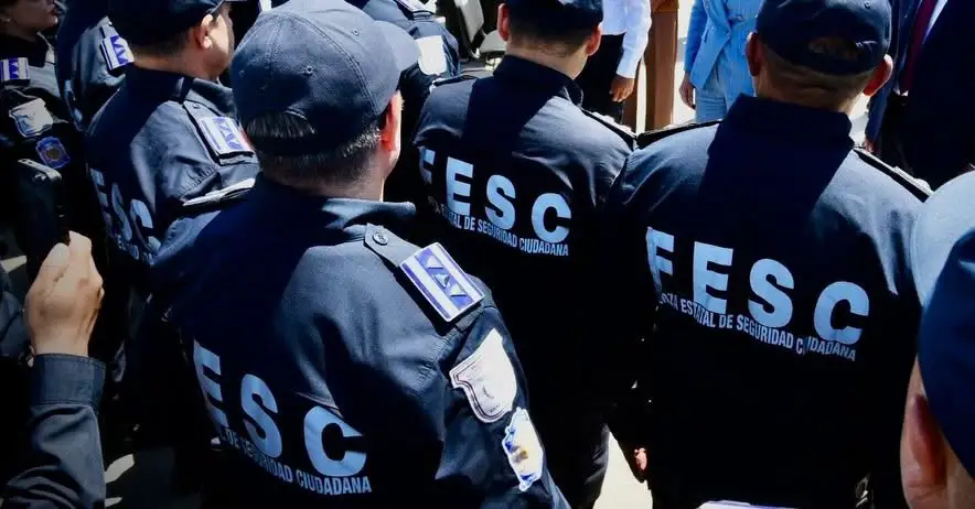 Mat4n a bal4zos a agente de la FESC y a su pareja sentimental afuera de su domicilio en Mexicali
