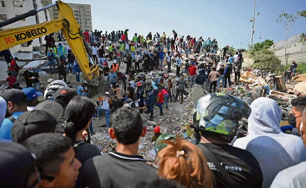 Rescatistas mexicanos esperan señales entre los escombros en La Guaira, Venezuela; «si hay alguien ahí con vida, grite»