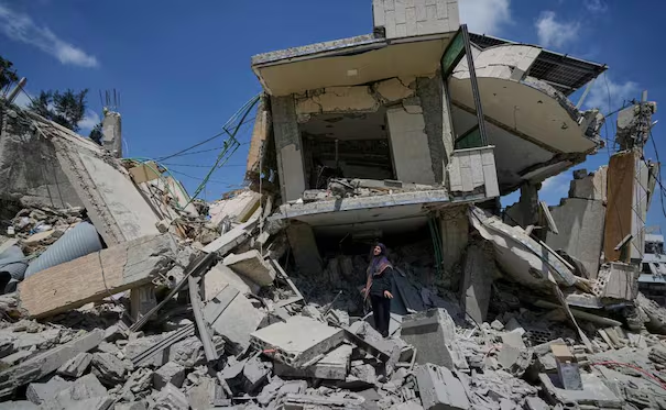 Irán lanza drones y misiles a Baréin y Kuwait tras bombardeos de EU; amenaza con detener las negociaciones
