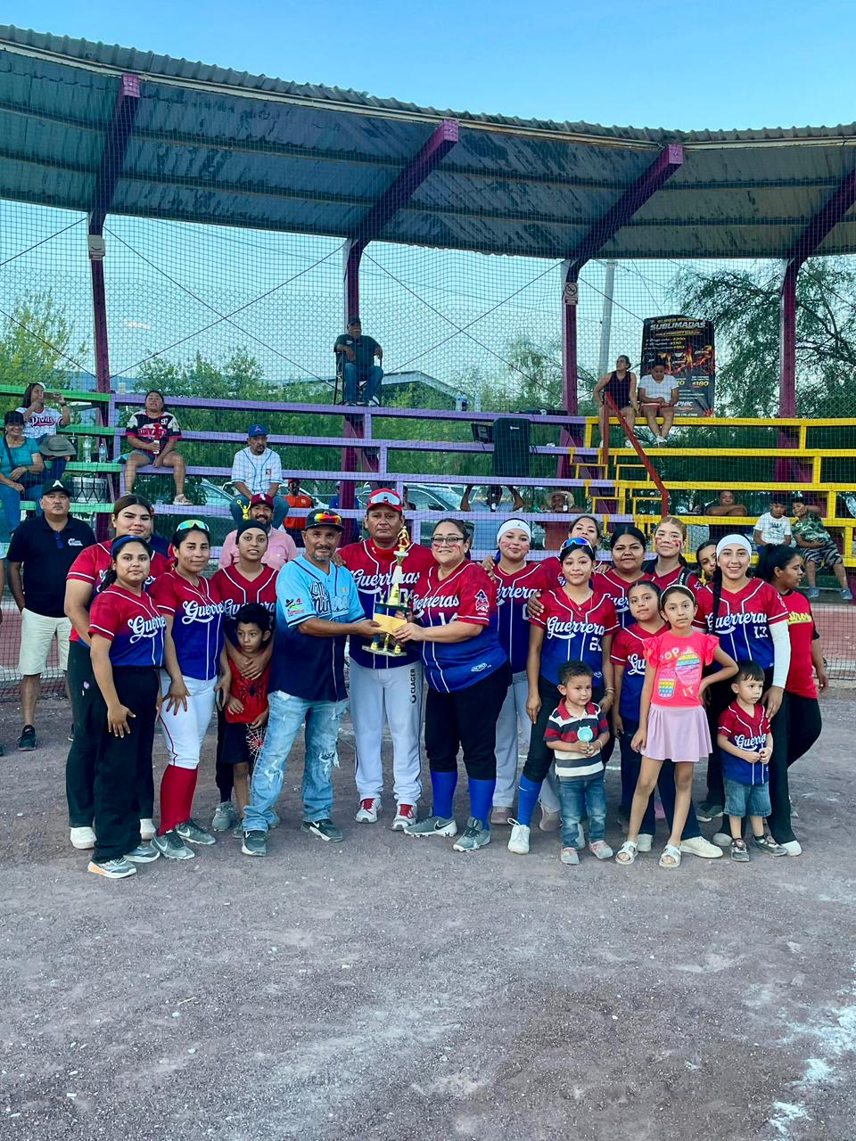 RECONOCEN A LAS CAMPEONAS Y PARTICIPANTES DE LA LIGA FEMENIL MUNICIPAL DE SOFTBOL