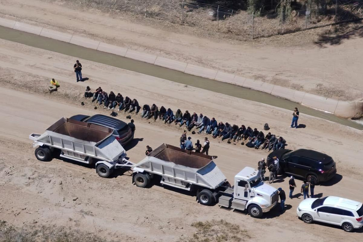 Interceptan cargamento humano en California; aseguran a 34 indocumentados al norte de Mexicali