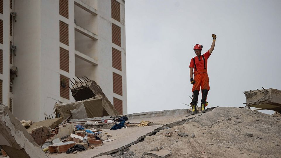 Rescatistas mexicanos encuentran con vida a otro hombre entre los escombros en Venezuela