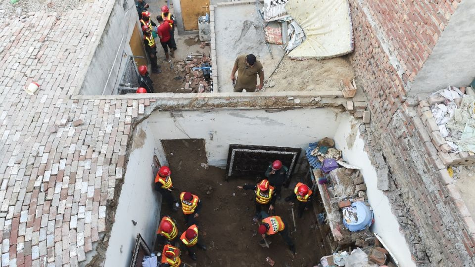 Suman 14 niñ*s muert*s por desplome del techo de un centro educativo en Pakistán