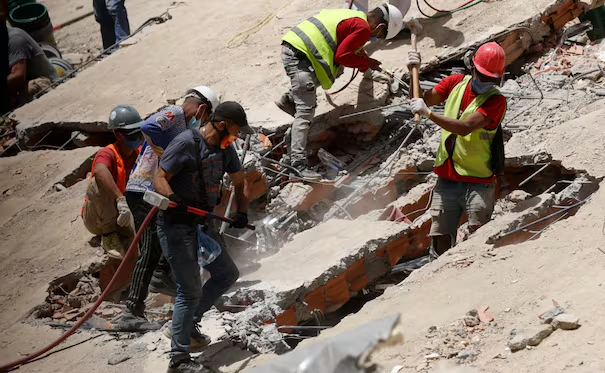 Tras 6 días bajo los escombros, rescatan a niño de 3 años en Venezuela; van casi 2 mil muertos por terremotos