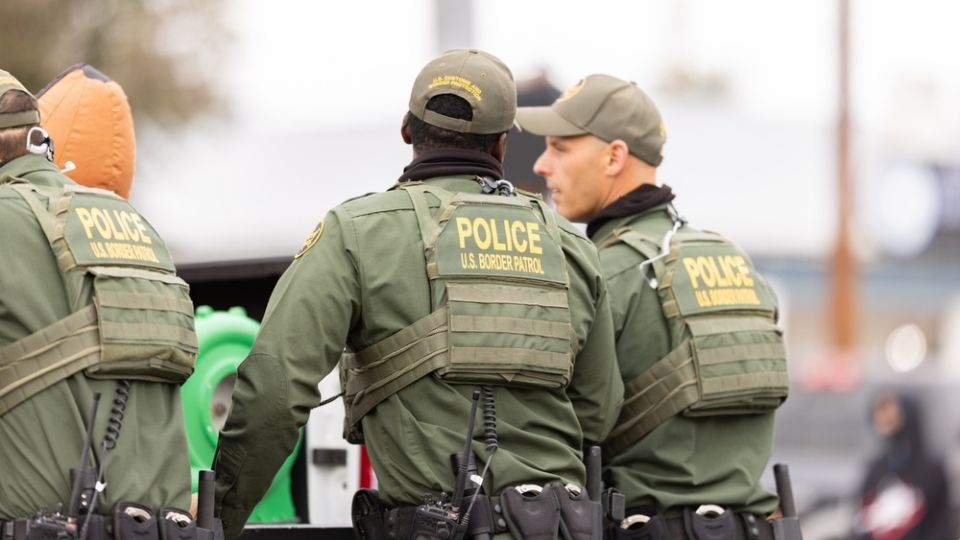 Reportan la detención de dos mexicanos en Texas por posesión de arm4s; los ligan al CDS