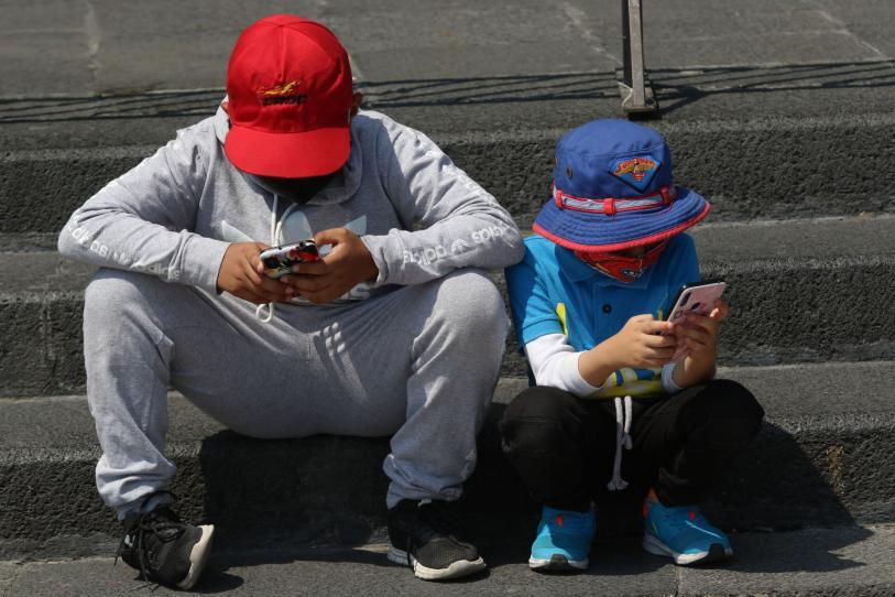 México abrirá debate sobre uso de IA y redes sociales para menores; ¿cuándo y por qué?