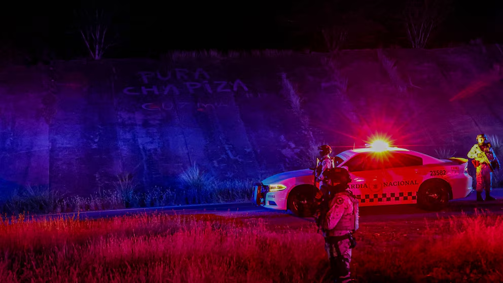 Abandonan cuatro cadáv3res con una narcomanta en carretera de Ciudad Juárez