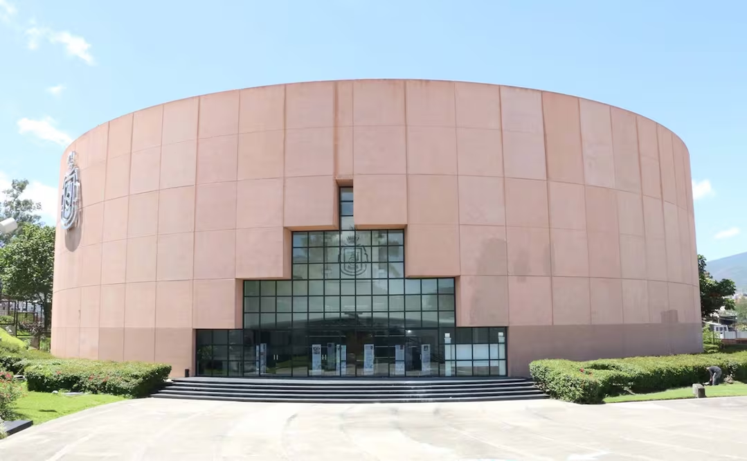 Abandonan 4 cuerp0s decapit4dos dentro de un vehículo afuera del Congreso de Guerrero; Fiscalía inicia carpeta de investigación