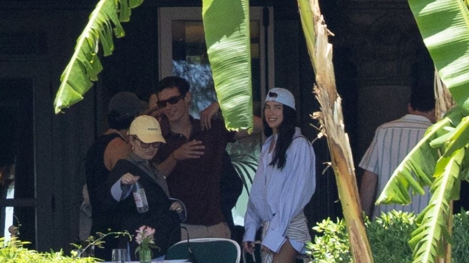 Dua Lipa y Callum Turner llegan a la capital de Sicilia previo a la fiesta de tres días por su boda
