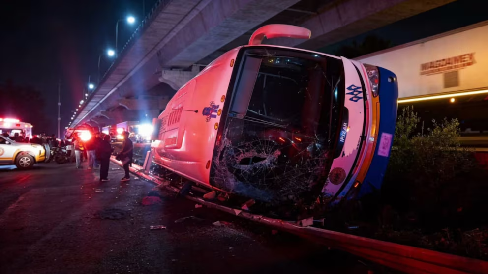 43 estudiantes resultaron lesionados tras volcar autobús donde vajaban en la autopista México-Puebla