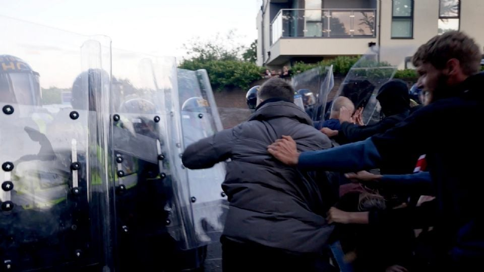 Acusan en Reino Unido a seis personas de desórdenes violentos durante protesta por el as3sinato de un estudiante