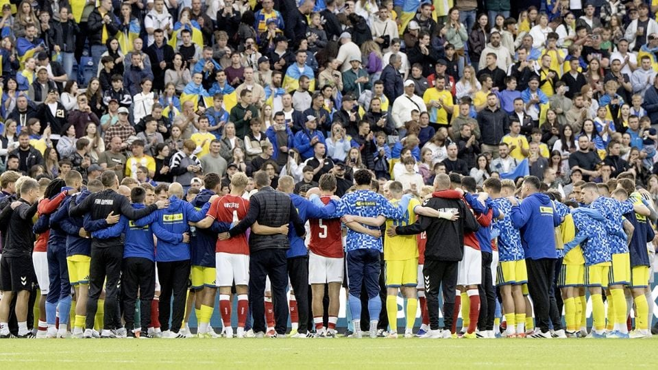 ¡Momentos de angustia! El futbolista Christian Eriksen vuelve a desplomarse en pleno partido: lo reportan consciente
