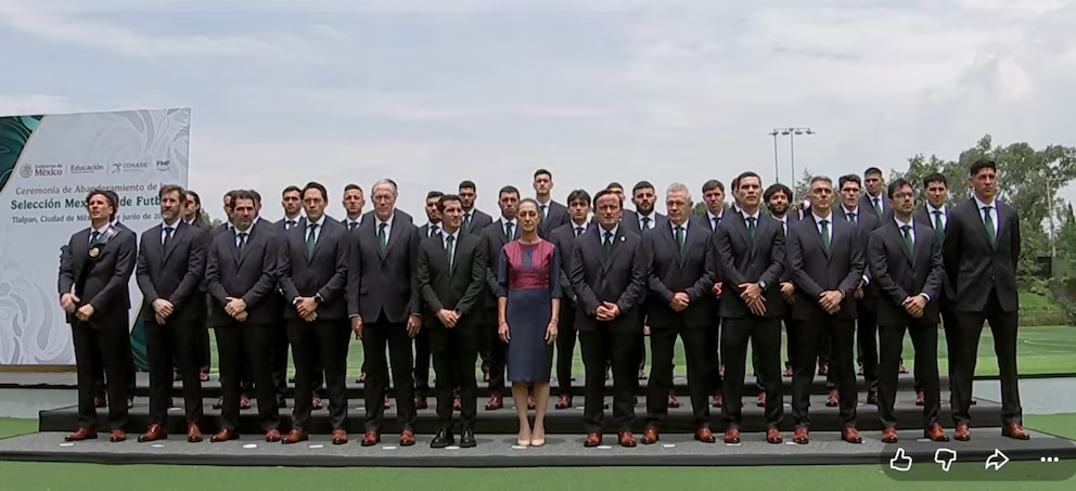 Claudia Sheinbaum abandera a jugadores de la selección mexicana previo a su participación en el Mundial 2026