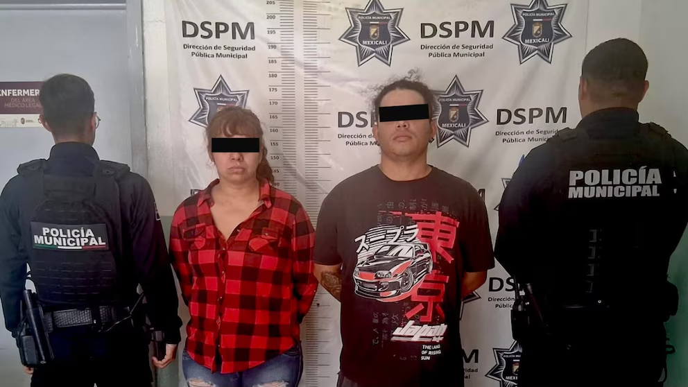 Detienen a madre y padrastro en Mexicali por dejar a su hijo autista arrodillado en el lodo