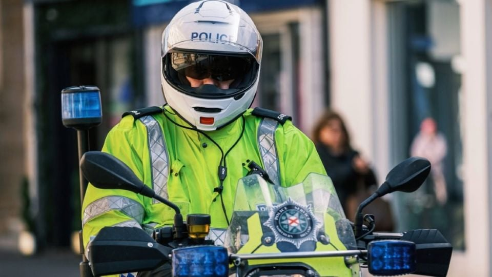 Sujeto ataca con 4rma blanca a una persona en Irlanda del Norte; le provoca lesiones en los ojos y la deja en estado grave