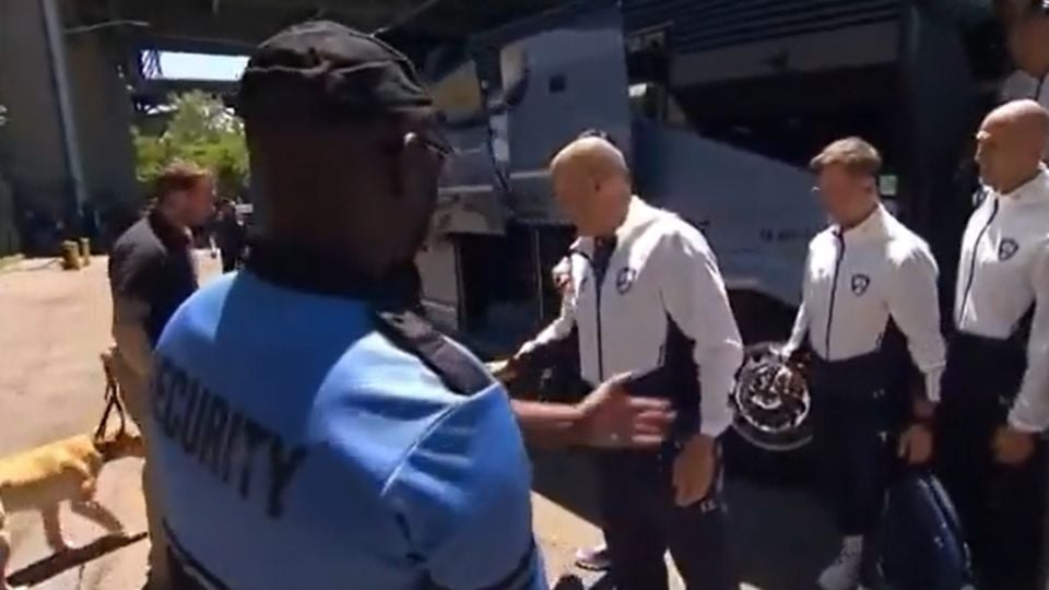 La selección de Uzbekistán sufre humillante revisión en EU de cara al Mundial: detectores de metal, perros especializados y vaciado de maletas