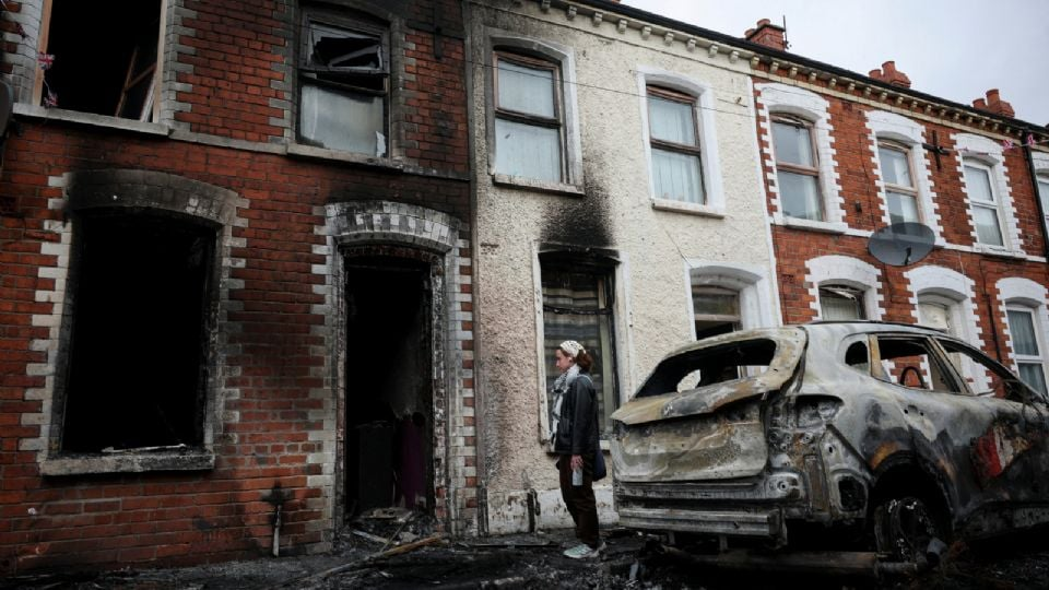 Arde Irlanda del Norte: incendian casas y vehículos en Belfast tras ataque con arma blanca