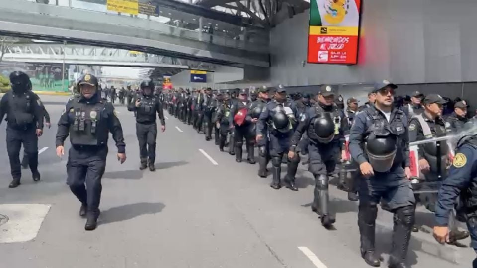 A horas del Mundial, despliegan más de 300 elementos antimotines en el AICM por movilizaciones de la CNTE