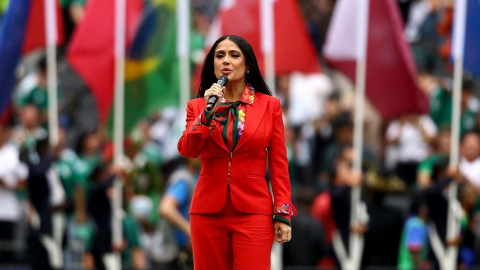 Salma Hayek acompaña a Gianni Infantino para presentar el trofeo de la Copa del Mundo en el Estadio Azteca