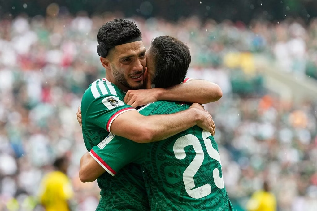 México gana por primera vez en su historia el partido inaugural del Mundial; derrotó 2-0 a Sudáfrica