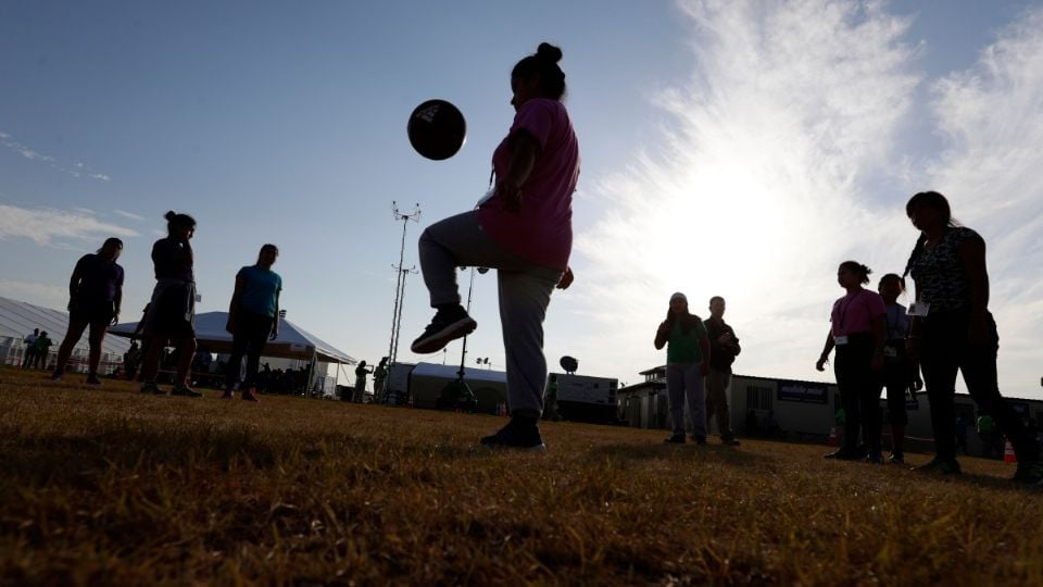 Grupos de asistencia jurídica a niños migrantes en EU acusan visitas intimidatorias del ICE