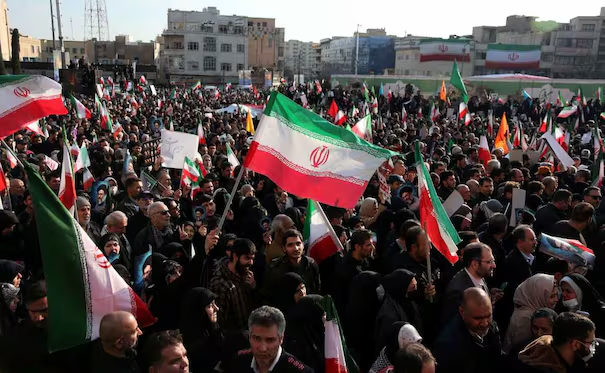 Irán descarta firma de acuerdo con EU el domingo, reportan; Trump comparte mensaje paquistaní de que firma podría ser en 24 horas