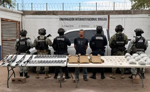 Detienen a miembro de grupo armado en Sinaloa; aseguran 5 AK-47, cargadores y un kilo de m*rihuana