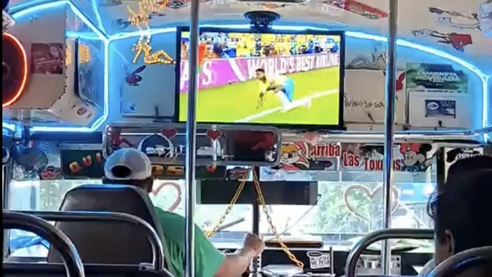 ¡Súbale, súbale! Chofer de camión coloca pantalla en su unidad para seguir ‘gratis’ los partidos del Mundial 2026