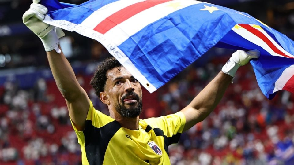 Portero de Cabo Verde llora a sus 40 años tras ser héroe ante España y llega a 2 millones de seguidores en Instagram