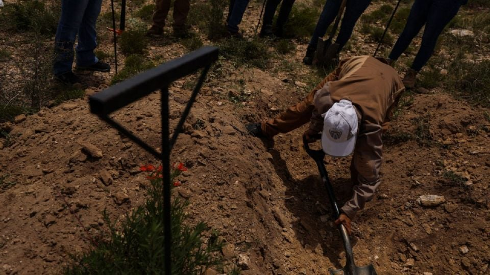 Buscadoras hallan 11 bolsas más con restos humanos en Tlajomulco de Zúñiga, Jalisco