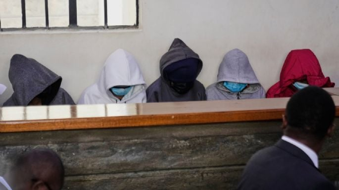 Comparecen niñas acusadas de planear y ejecutar incendio que mat0 a 16 menores en escuela de Kenia