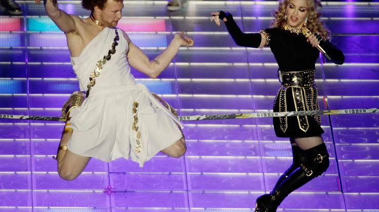 Andrew Lewis, el deportista extremo que actuó con Madonna, muer3 en un accidente de salto BASE