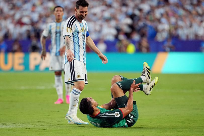 Messi generó polémica por su entrada: ‘una jugada violenta’, ‘era roja’