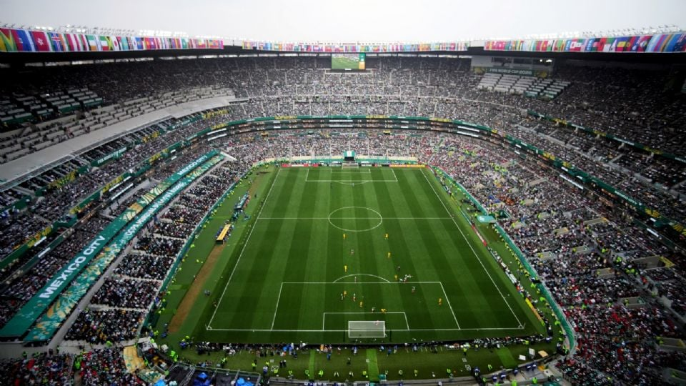 Detienen a un trabajador del área de restaurante del Estadio Azteca que rentaba su acreditación del Mundial para entrar a los partidos