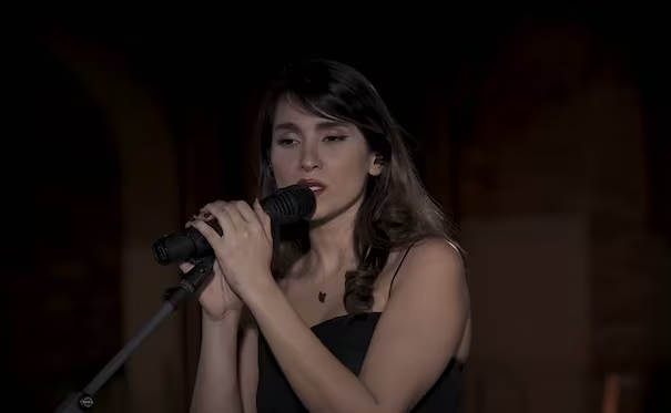 Condenan a 74 latigazos a la cantante Parastoo Ahmadi por aparecer sin velo en concierto virtual; es acusada de “atentar contra la moral pública”