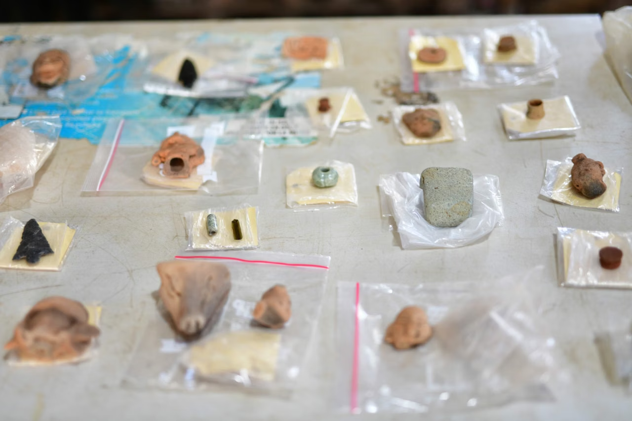 Hallan en Coatepec sitio arqueológico de hace mil 400 años con estela de posibles rasgos mayas