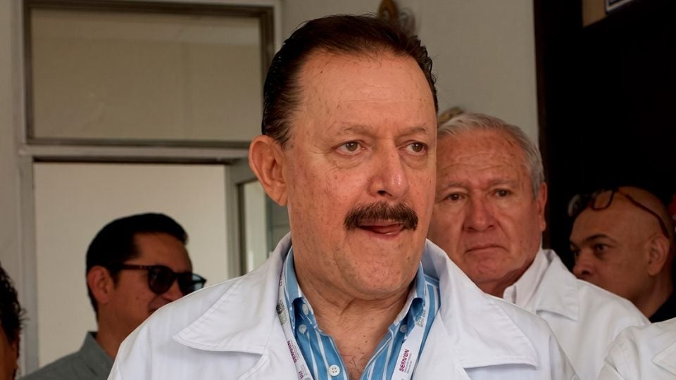 Hombres arm*dos irrumpen en vivienda de director de un hospital en Veracruz y lo apuñ*lan; lo reportan grave