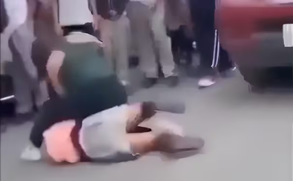 Fiscalía de Jalisco investiga agresión contra estudiante en Lagos de Moreno; fue g*lpeada y atr*pellada afuera de secundaria