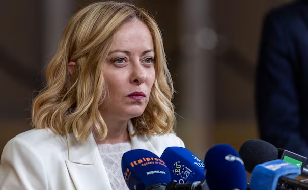 «Mi popularidad no es asunto tuyo, sugiero te centres en la tuya», responde Meloni a Trump; él dice que ella le «rogó» por una foto