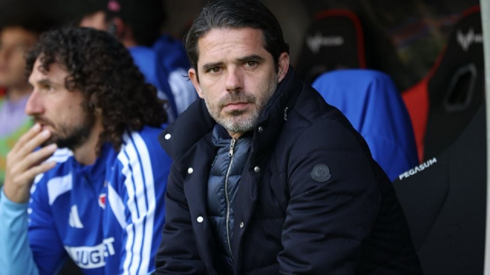 Fernando Gago, extécnico de Chivas y Necaxa, sufrió un infarto tras dirigir un partido con la U de Chile; fue operado y lograron estabilizarlo