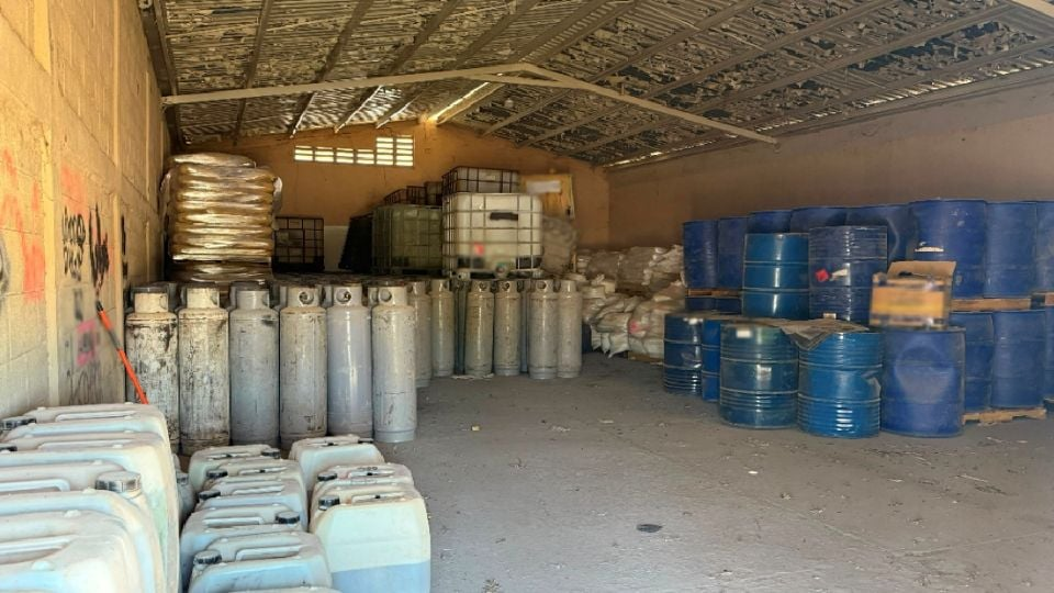 Cateo en bodega en Sinaloa deja un detenido y más de 24 mil litros de metanfetamina asegurados