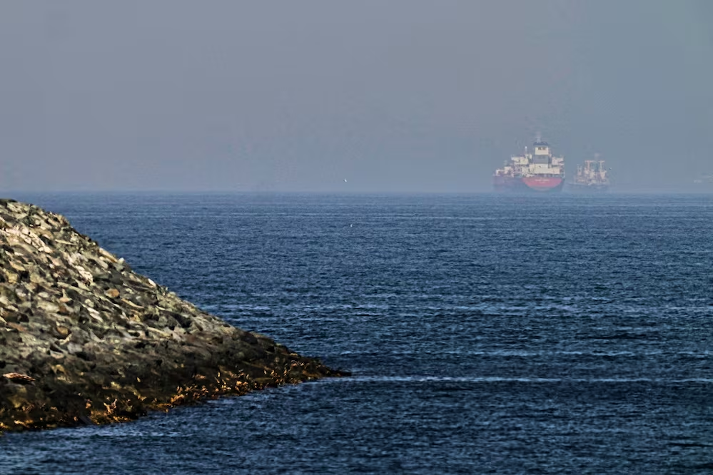 EU lanza misil contra petrolero que desafía el bloqueo a Irán; inmoviliza una sexta embarcación
