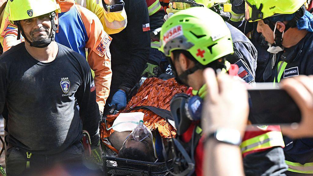 Rescatan con vida a guardia tras una semana bajo los escombros